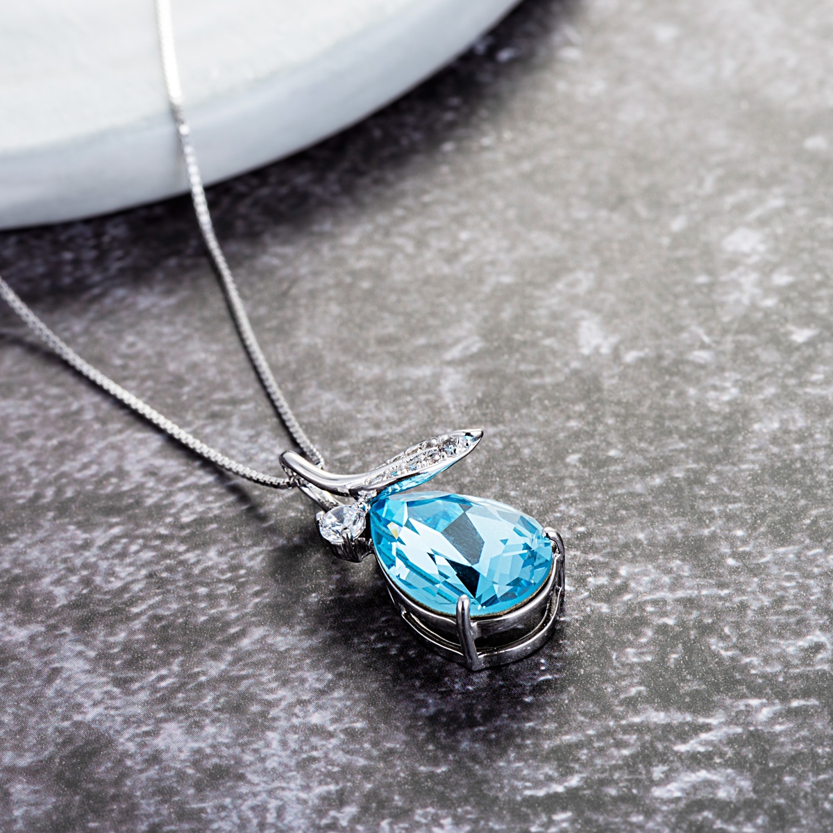 16 Inch Blue Pendant Necklace in Exclusive Design