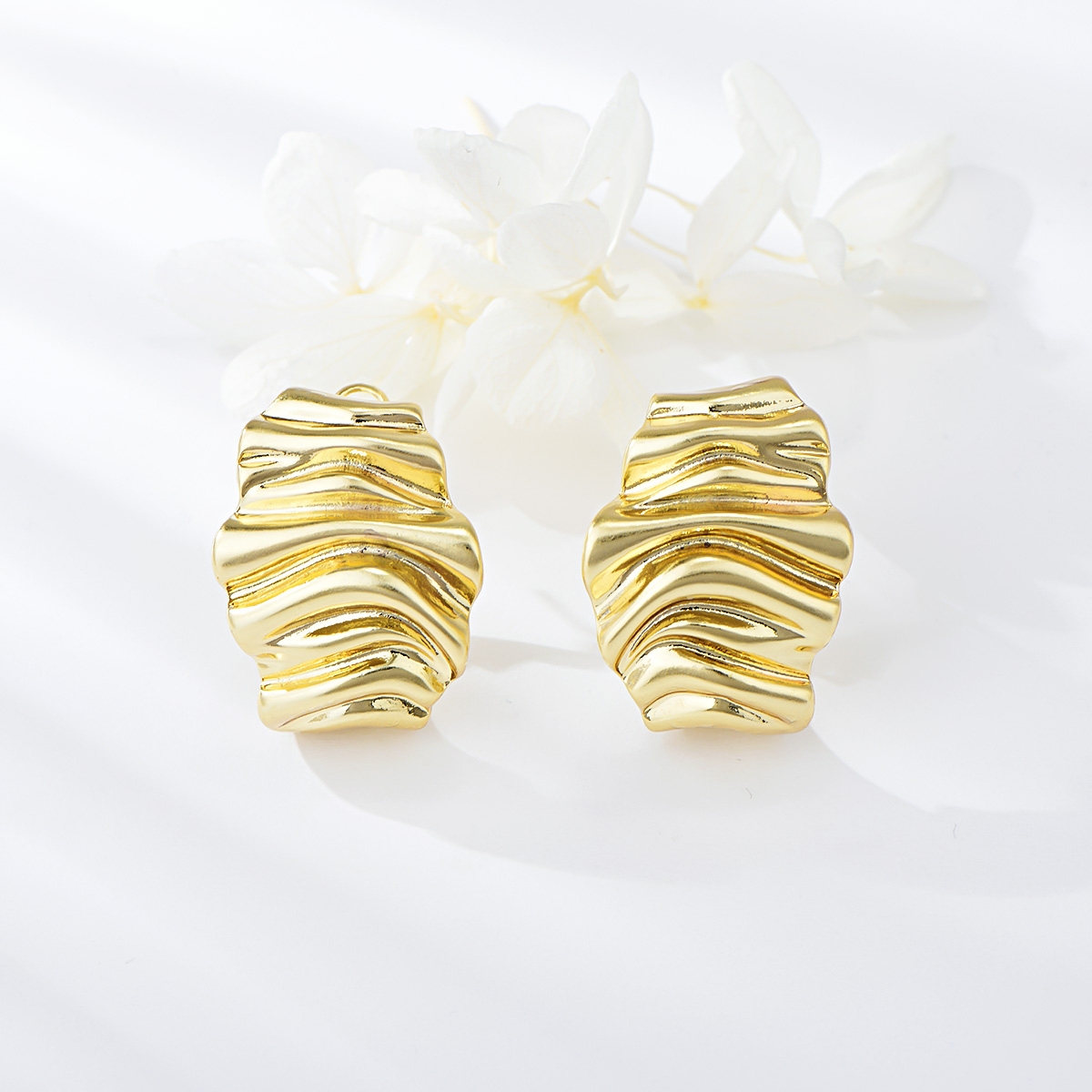 Low Price Zinc Alloy Gold Plated Stud Earrings from Trust-worthy Supplier