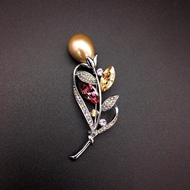 Show details for Pretty Swarovski Element Zinc Alloy Brooche
