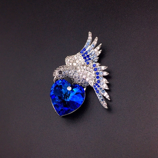 Picture of Hypoallergenic Platinum Plated Big Brooche in Exclusive Design